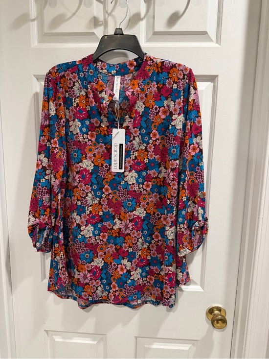 Dear Scarlett Tops - NWT Dear Scarlett  Floral V-Neck Long Sleeve Top Blouse Sz L